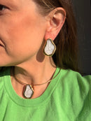 Ensemble colar rigide + pendentif + boucles d’oreilles nacré