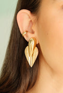 Boucle d’oreille feuille sculptée plaqué or 18K