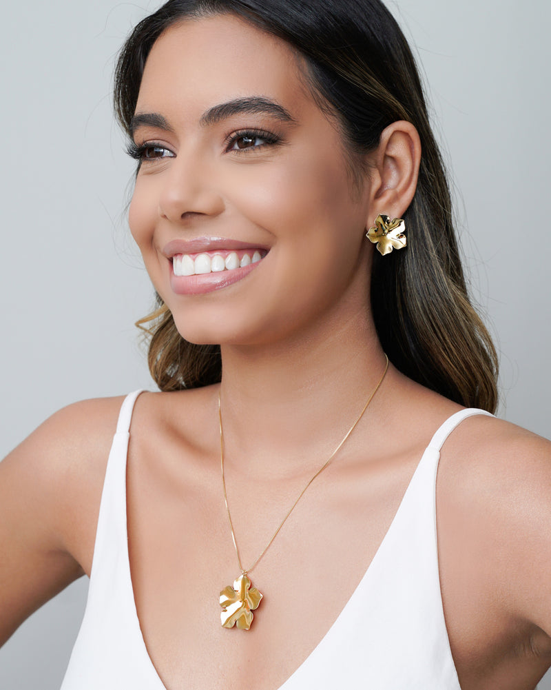 Brinco flor lis banhado ouro 18k